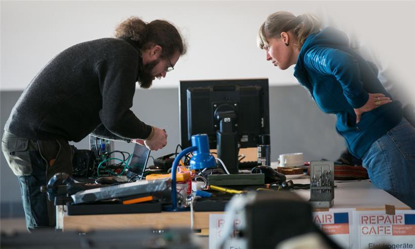 Oli Kerchen kennt sich mit Reparaturen aus und nimmt den Föhn von Besucherin Annick Feipel genauer unter die Lupe
