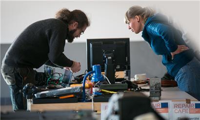 Oli Kerchen kennt sich mit Reparaturen aus und nimmt den Föhn von Besucherin Annick Feipel genauer unter die Lupe
