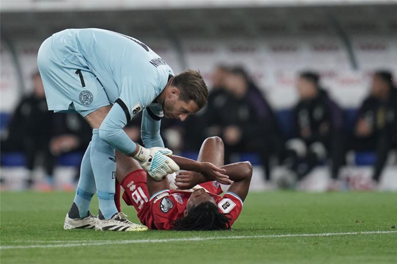 Oliver Baumann kümmerte sich um Leandro Barreiro, während die FLF-Auswahl auf de...