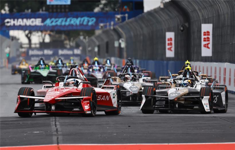 Oliver Rowland und Nissan vor Cassidy, Evans und Vergne
