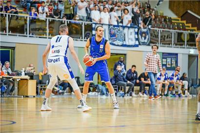 Oliver Vujakovic (in Blau) steht in der Scorer-Liste der JICL-Spieler ganz oben und musste in den letzten Wochen noch mehr Verantwortung übernehmen
