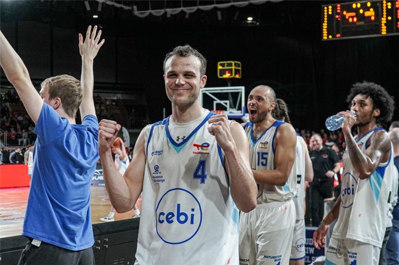 Oliver Vujakovic lieferte eine konstante Saison ab und durfte mit dem Pokal seinen ersten Titel feiern
