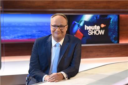 Oliver Welke moderiert die heute show seit 2009. Vorbild war die US-amerikanische „Daily Show“
