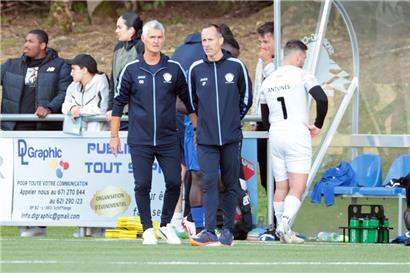 Olivier Baudry (l.) ist nicht zufrieden mit seiner Mannschaft
