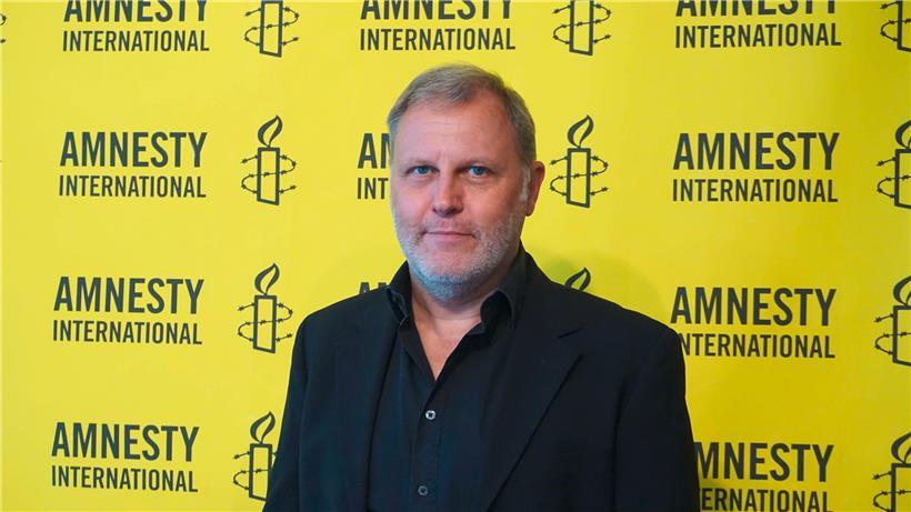 Olivier Pirot hat einen Master-Abschluss in Management und einen in Politikwissenschaft und internationalen Beziehungen
