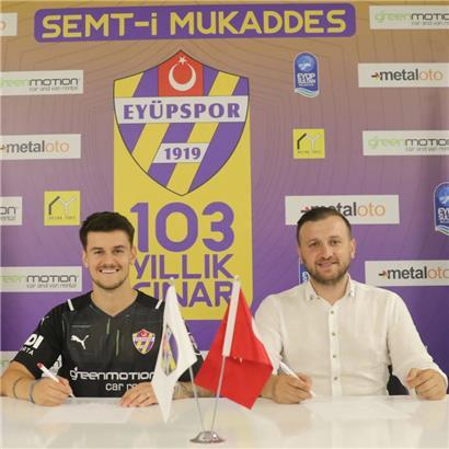 Olivier Thill bei der Unterschrift in der Türkei
