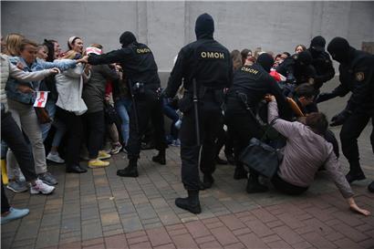 Omon-Sondereinheiten gehen inzwischen auch mit Gewalt gegen protestierende Frauen vor
