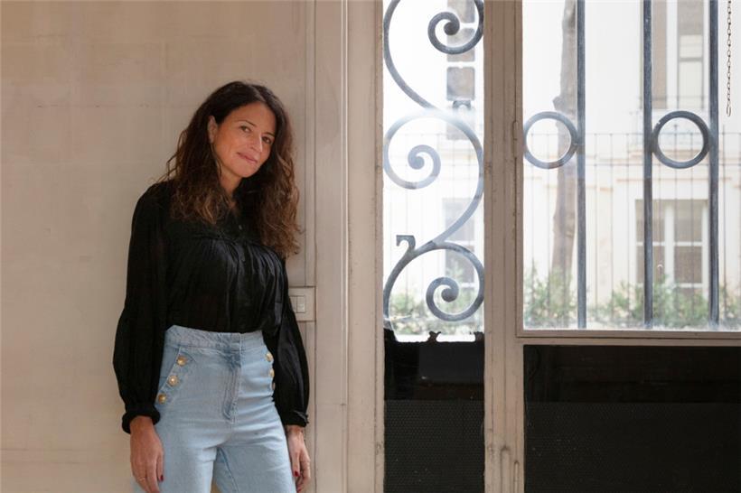 „On me définit comme un écrivain réaliste. Je me reconnais totalement dans cette définition“, explique Karine Tuil
