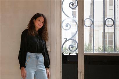 „On me définit comme un écrivain réaliste. Je me reconnais totalement dans cette définition“, explique Karine Tuil
