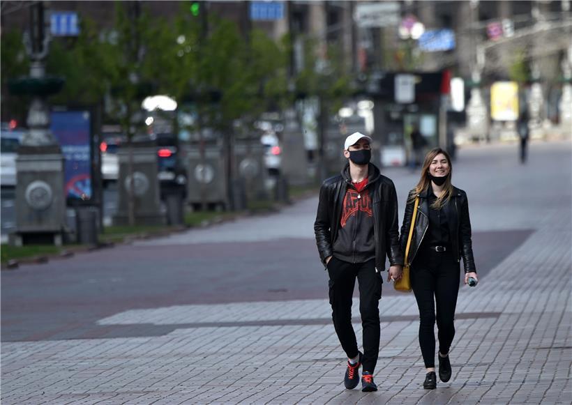 One-Night-Stands und wechselnde Partner, Polyamorie und Beziehungsanarchie dürften künftig deutlich zurückgehen. Menschen, die nicht in einer familiären, familienähnlichen oder monogamen amourösen Beziehung zusammenleben, müssen Abstand voneinander halten.
