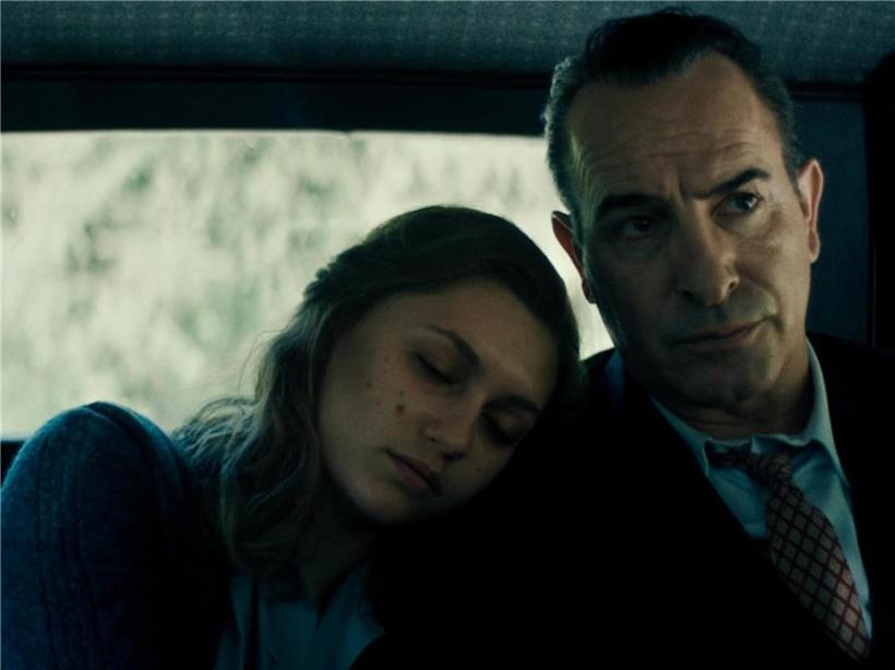 Ont une relation d’une intensité troublante dans le film: Jean Dujardin (d.) et Nastya Golubeva Carax (g.)