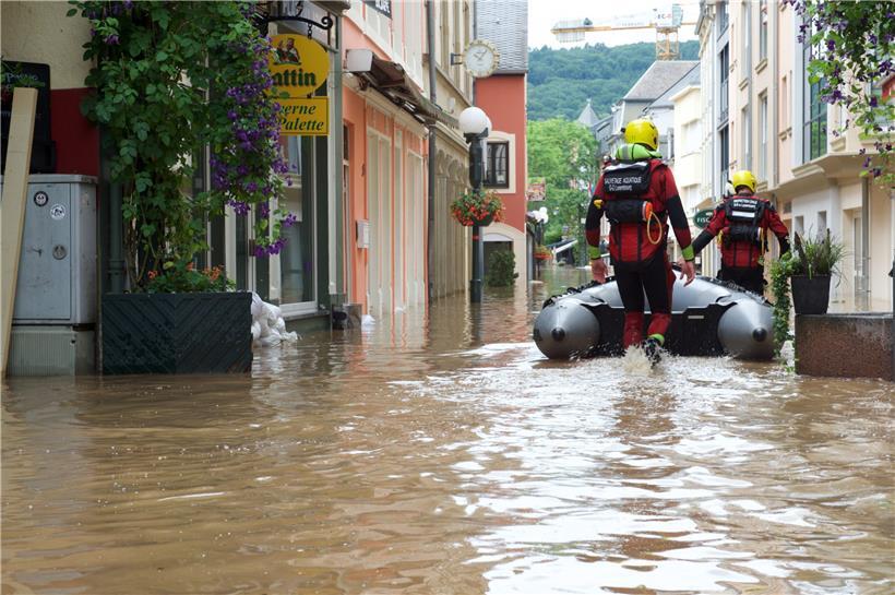 Op ville Plaze stungen déi brong Supp an de Schmorri bis un de Comptoir
