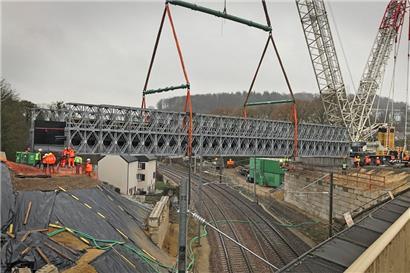 Operation gelungen: Die Behelfsbrücke ist an ihrem Platz
