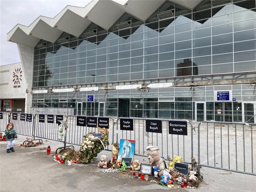 Opfer der Korruption – und einer vermeidbaren Katastrophe: Gedenktafeln für die Todesopfer vor dem Bahnhof von Novi Sad
