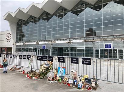 Opfer der Korruption – und einer vermeidbaren Katastrophe: Gedenktafeln für die Todesopfer vor dem Bahnhof von Novi Sad

