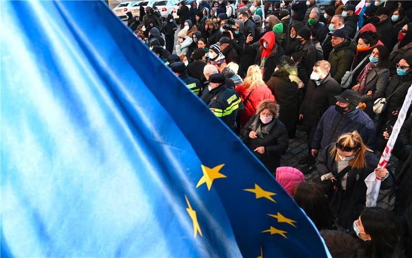 Oppositionsanhänger demonstrieren in Tiflis
