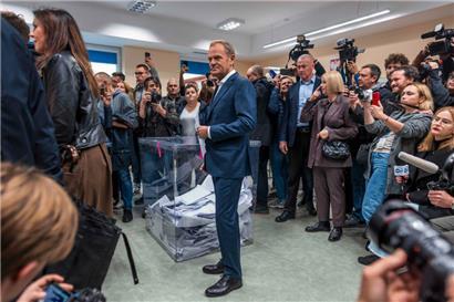Oppositionsführer Donald Tusk in einem Warschauer Wahllokal
