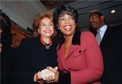 Oprah Winfrey wird von Barbara Walters (l) bei ihrer Ankunft im New Yorker Plaza Hotel begrüßt. 
