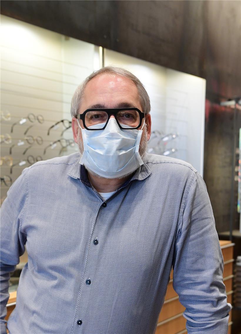 Optiker gehören zu jenen, die ihre Geschäfte auch weiterhin geöffnet haben dürfen. Pierre Poensgen aus Esch nutzt diese Möglichkeit, hat aber Vorsichtsmaßnahmen getroffen. Er hält allein die Stellung, mit Mundschutz und Desinfektionsmittel. Seine vier Mitarbeiter hat er nach Hause geschickt, in Kurzzeit.
