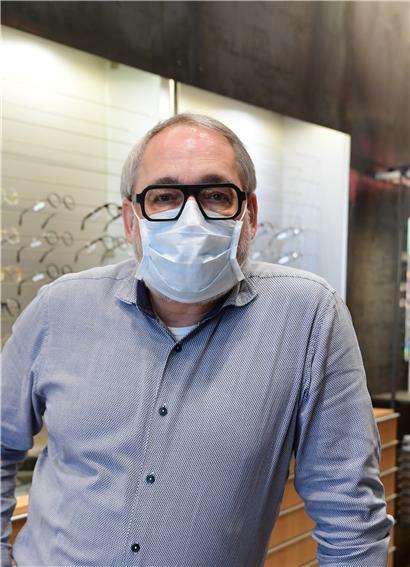 Optiker gehören zu jenen, die ihre Geschäfte auch weiterhin geöffnet haben dürfen. Pierre Poensgen aus Esch nutzt diese Möglichkeit, hat aber Vorsichtsmaßnahmen getroffen. Er hält allein die Stellung, mit Mundschutz und Desinfektionsmittel. Seine vier Mitarbeiter hat er nach Hause geschickt, in Kurzzeit.
