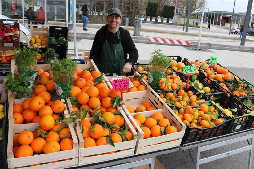 Orangen, Clementinen und anderes Obst werden unter anderem auf dem Markt in Luxemburg-Stadt angeboten
