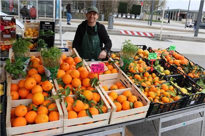 Orangen, Clementinen und anderes Obst werden unter anderem auf dem Markt in Luxemburg-Stadt angeboten
