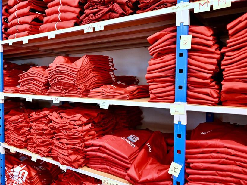 Ordentlich sortierte und gelagerte Waschutensilien in heller, gut organisierter Waschküche mit Regalen und Körben