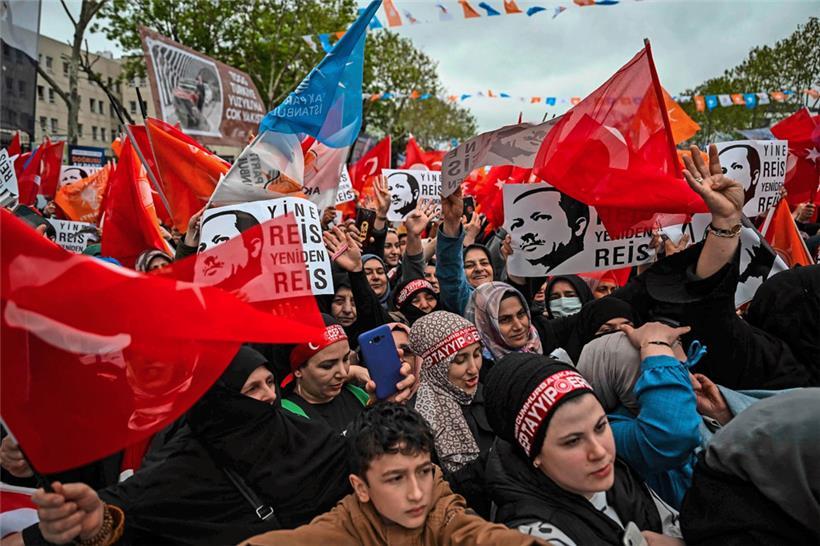 Ordnung muss sein, auch bei Wahlkundgebungen: Im Istanbuler Viertel Sultangazi jubeln die Frauen …
