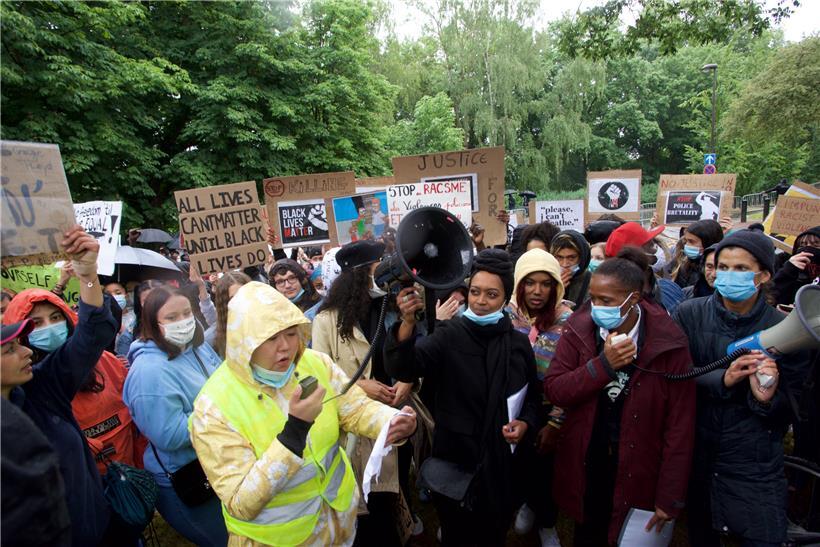 Organisiert wurde die Demo von der noch jungen Vereinigung „Lëtz Rise Up“, die vor allem in den sozialen Netzwerken zur Protestaktion aufgerufen hatte
