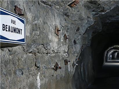 Orientierungstafel im Tunnellabyrinth unter der Hauptstadt mit Wegweisern und Karten zur Navigation