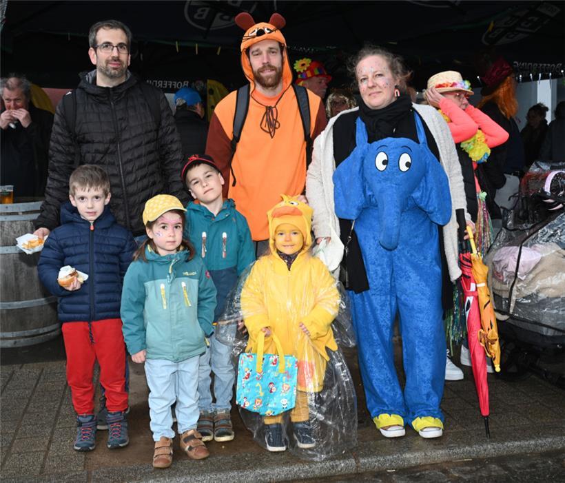 Originelles Gruppenkostüm bei der „Käercher Nuetskavalkad“: die orangefarbene Ma...