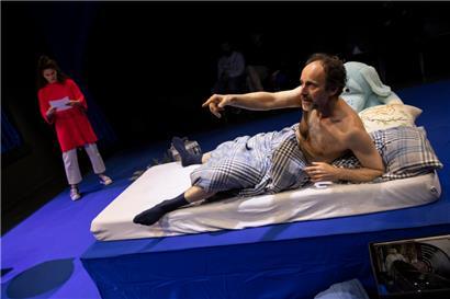 Orlando (Raoul Schlechter) soll erst dann wieder auf die Bühne, wenn „alle alle spielen können“ 
