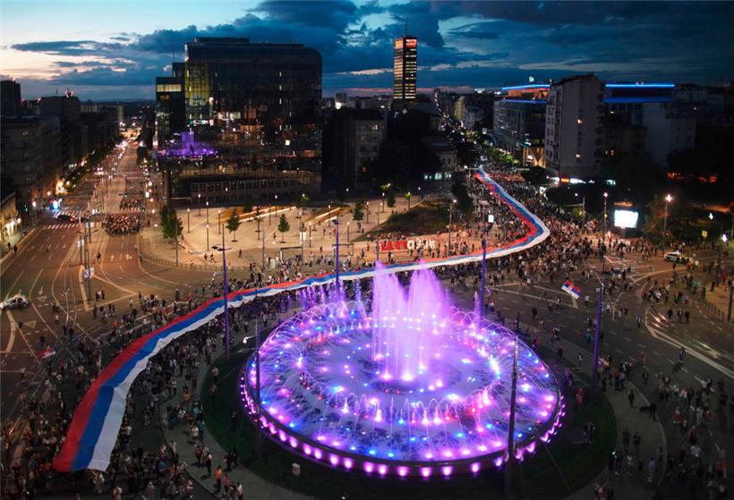 Orthodoxe Christen zogen am Sonntag eine 500 Meter lange serbische und russische Fahne durch Belgrad, um für „Heirat und Familie“ und gegen die EuroPride zu demonstrieren 
