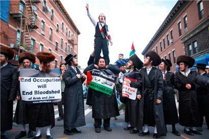 Orthodoxe Juden im New Yorker Stadtteil Brooklyn sehen im Ende der israelischen Besatzung der Palästinensergebiete eine Lösung des Konflikts
