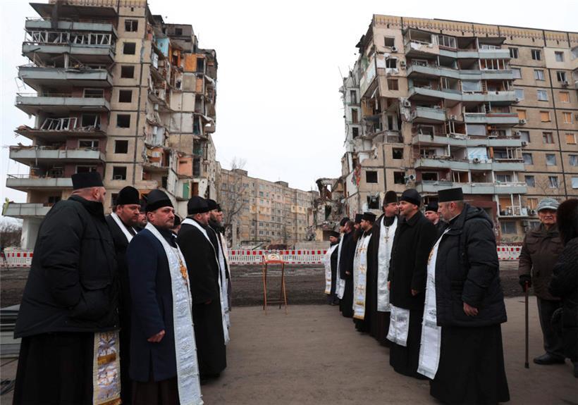 Orthodoxer Gottesdienst vor zerstörten Wohnhäusern in Dnipro – am 14. Januar kamen 45 Menschen bei einem russischen Raketenangriff ums Leben
