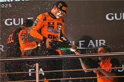 Oscar Piastri jubelte über den Sieg beim Großen Preis von Bahrain
