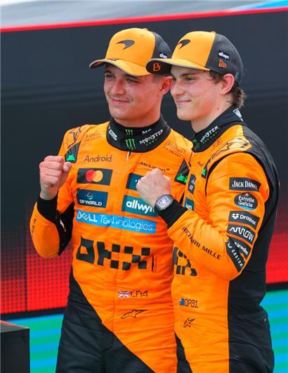  Oscar Piastri (r.) und Lando Norris bejubelten einen Doppelsieg in Spanien
