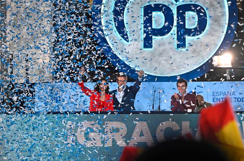 PP-Chef Alberto Nuñez Feijoo freut sich im Konfettiregen über den Sieg seiner Konservativen
