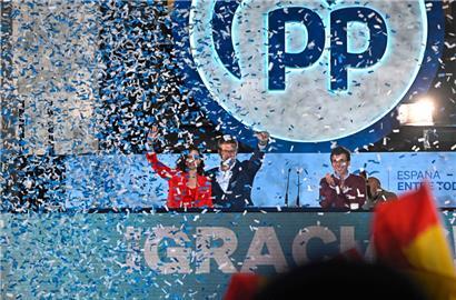PP-Chef Alberto Nuñez Feijoo freut sich im Konfettiregen über den Sieg seiner Konservativen
