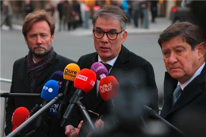 PS-Chef Olivier Faure (M.) stellt sich der Presse vor seiner Unterredung mit dem Staatschef
