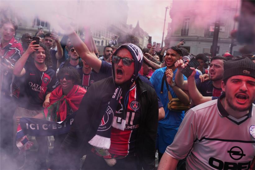 PSG-Fans gehen nach dem Sieg ihrer Mannschaft im Champions-League-Finale zwischen Paris Saint-Germain und Inter Mailand zu einer Parade ihrer Lieblingsmannschaft auf der Avenue des Champs-Elysees
