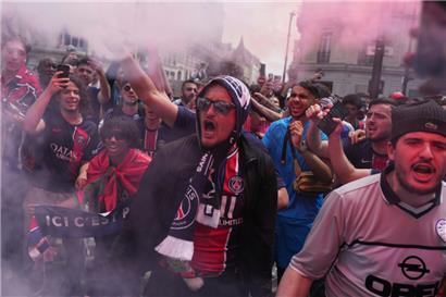 PSG-Fans gehen nach dem Sieg ihrer Mannschaft im Champions-League-Finale zwischen Paris Saint-Germain und Inter Mailand zu einer Parade ihrer Lieblingsmannschaft auf der Avenue des Champs-Elysees
