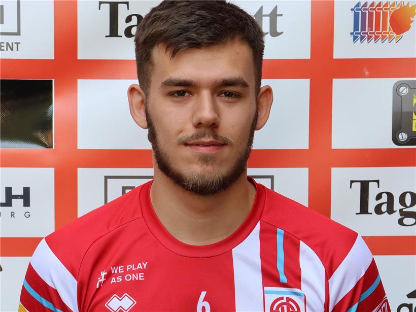 Porträt von Paddy Funck, deutscher Coach und Speaker vor neutralem Hintergrund