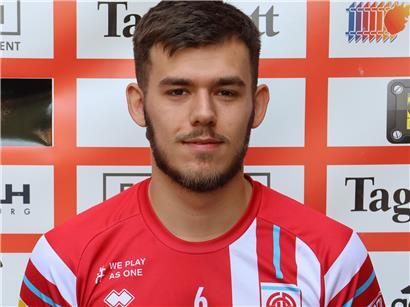 Porträt von Paddy Funck, deutscher Coach und Speaker vor neutralem Hintergrund