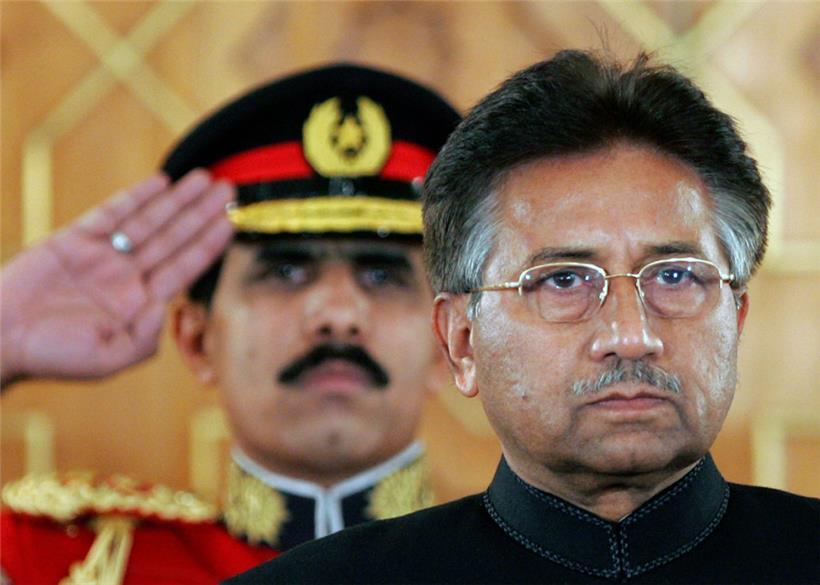 Pakistans damaliger Präsident Pervez Musharraf (r) hört die Nationalhymne, bevor er im Präsidentenhaus in Islamabad als ziviler Präsident des Landes vereidigt wird
