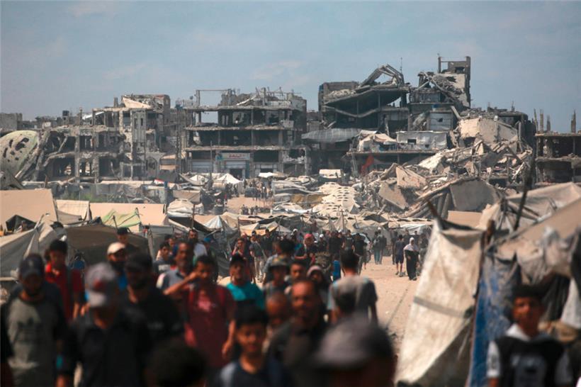 Palästinenser auf den zerstörten Straßen von Gaza-Stadt. Vor dem Krieg lebten hier 700.000 Menschen.

