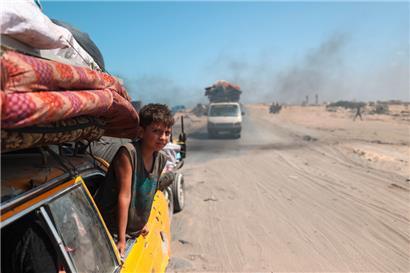 Palästinenser auf der Flucht aus Gaza-Stadt – irgendwann ist, wenn das so weitergeht, nichts mehr zum Hinflüchten da
