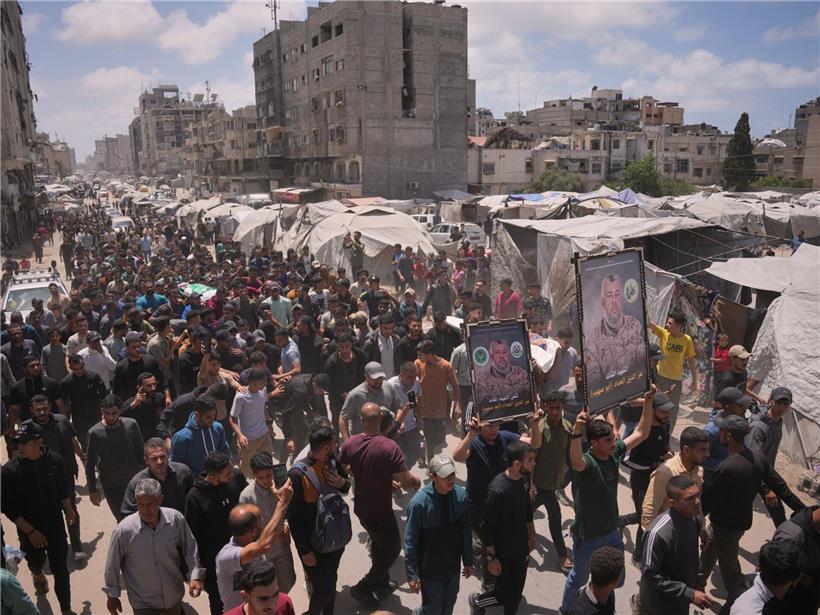 Palästinenser bei der Beerdigung von Hamas-Militärchef Iss al-Did al-Haddad mit Trauer und Flaggen.