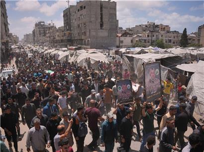 Palästinenser bei der Beerdigung von Hamas-Militärchef Iss al-Did al-Haddad mit Trauer und Flaggen.