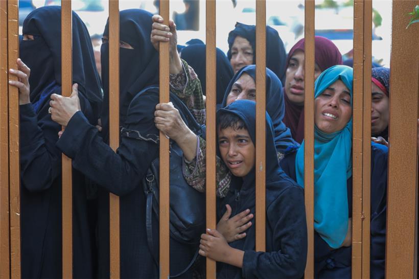 Palästinenser betrauern die Opfer eines israelischen Bombardements vor der Leichenhalle des Nasser-Krankenhauses
